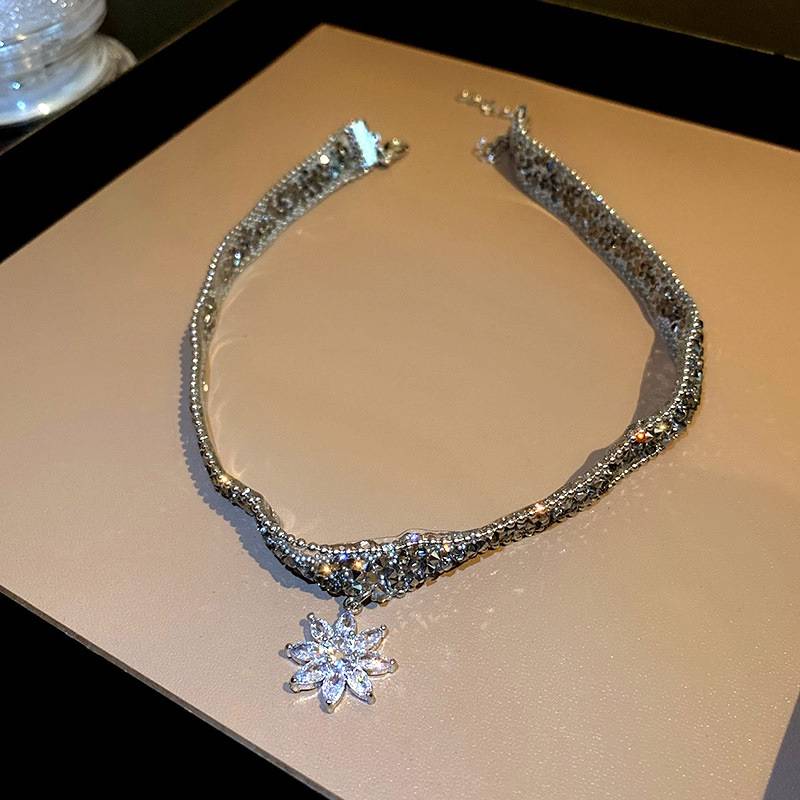 Rhinestones Flower Pendant Choker Necklace for Women Necklaces Pendants Women Jewelry 