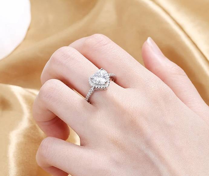 Luxury Silver Color Heart Ring for Women Exquisite Fashion Metal Inlaid White Zircon Stones Wedding Ring Engagement Jewelry 